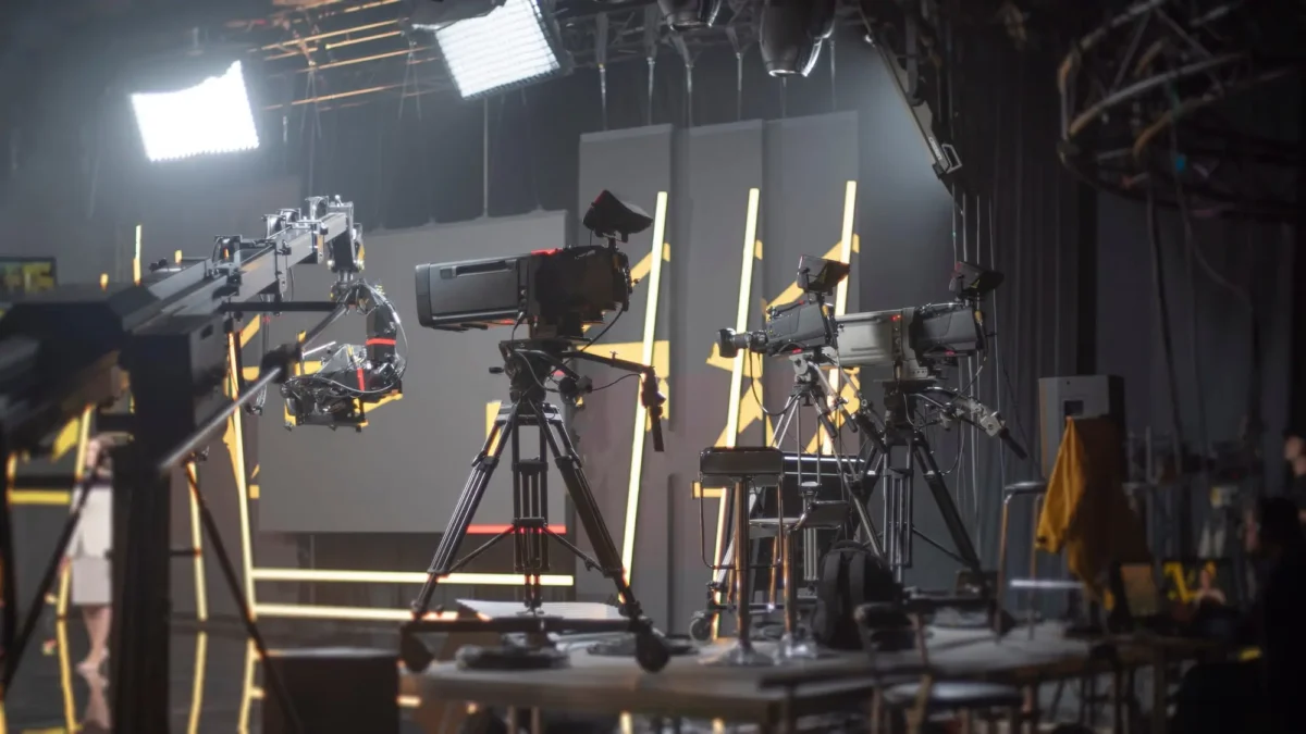 shutterstock_2752464557 1 | TVGURU.cz kamery v televizním studiu