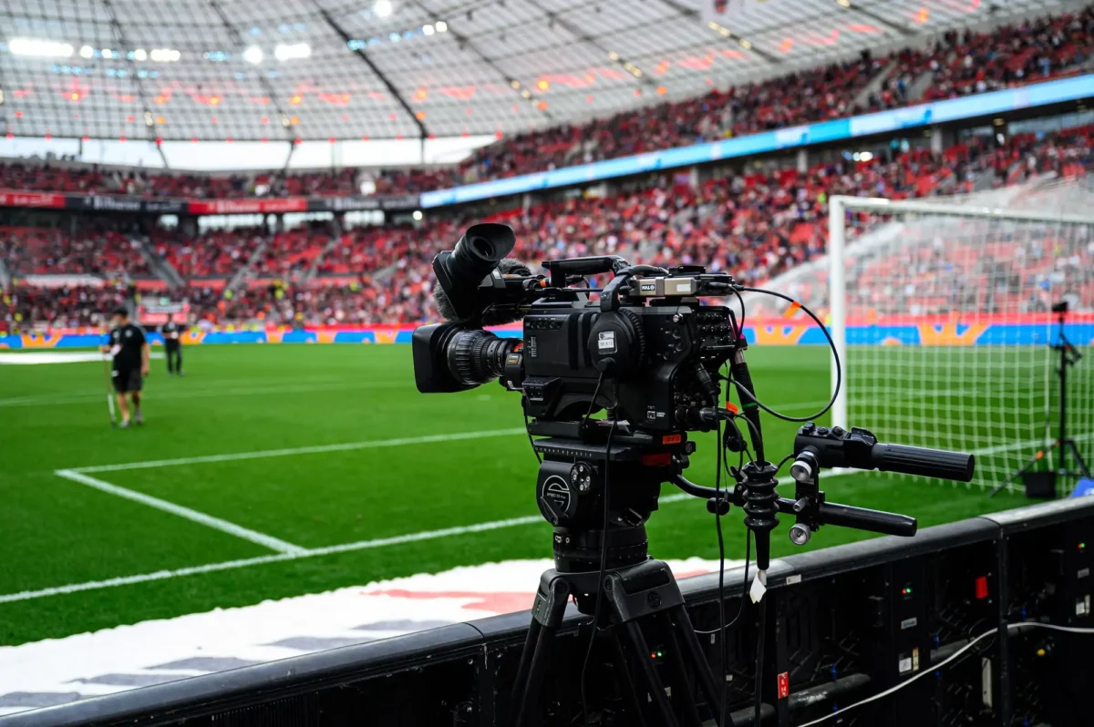 shutterstock_2768973827 1 | TVGURU.cz Kamera míří na fotbalové hřiště.