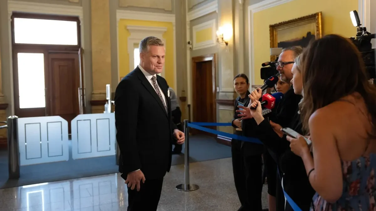 Filip Turek odpovídá na otázky novinářů.