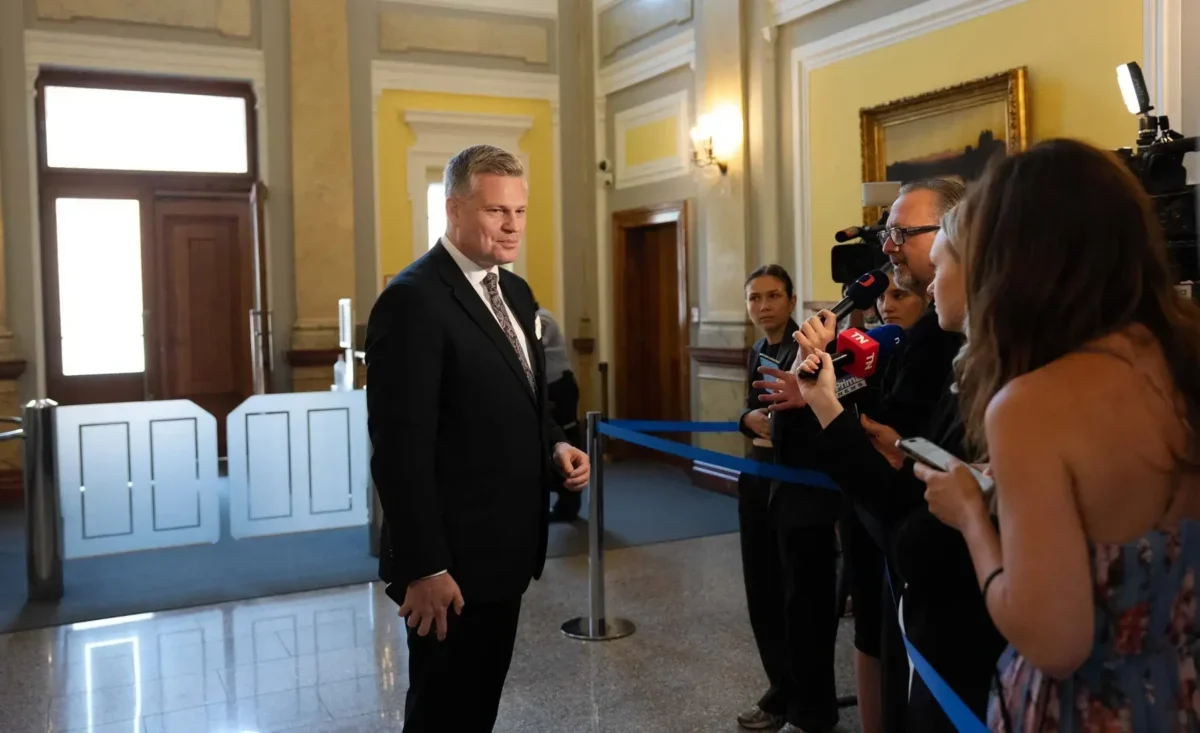 Filip Turek odpovídá na otázky novinářů.