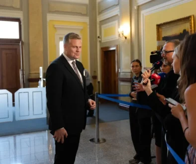 Filip Turek odpovídá na otázky novinářů.