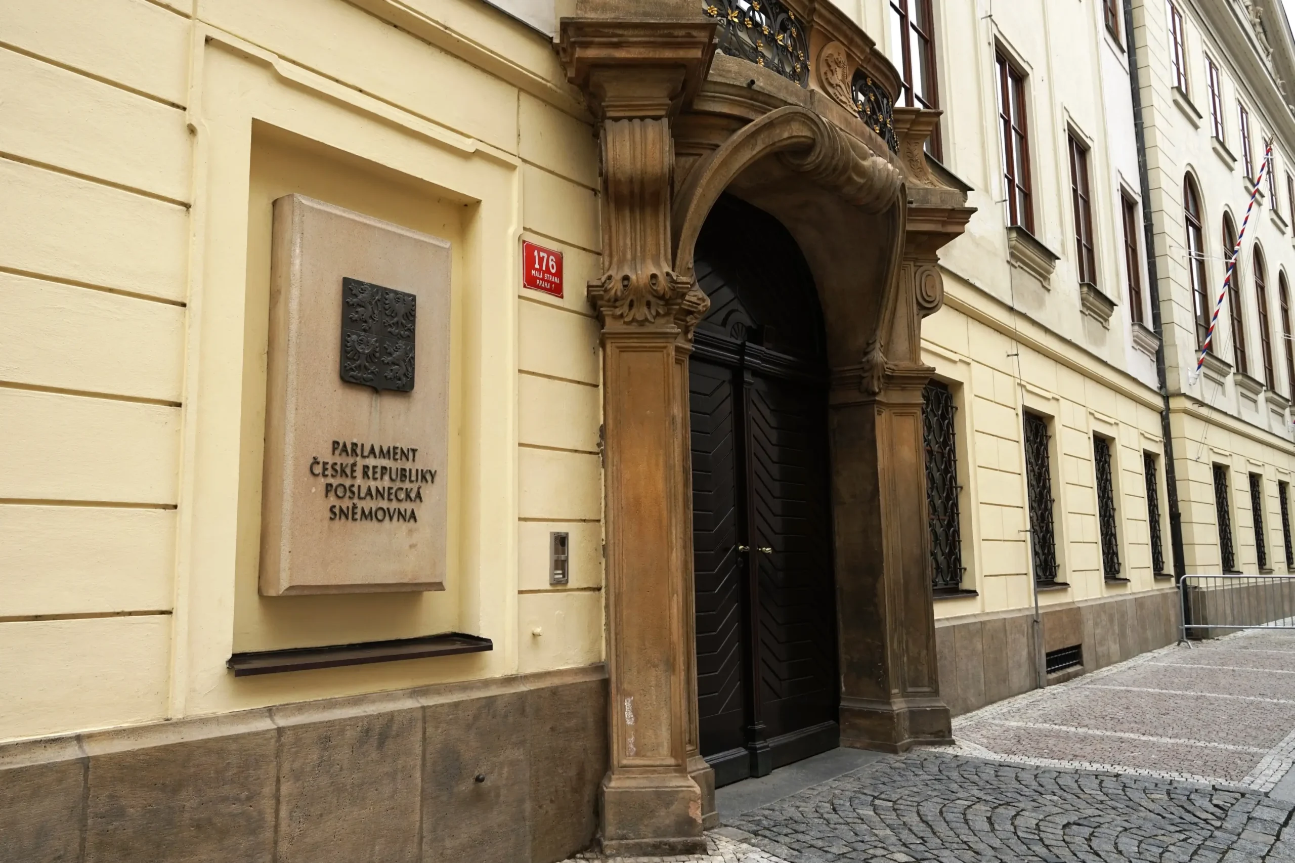 shutterstock_2173580883-2 | TVGURU.cz Budovy Poslanecké sněmovny