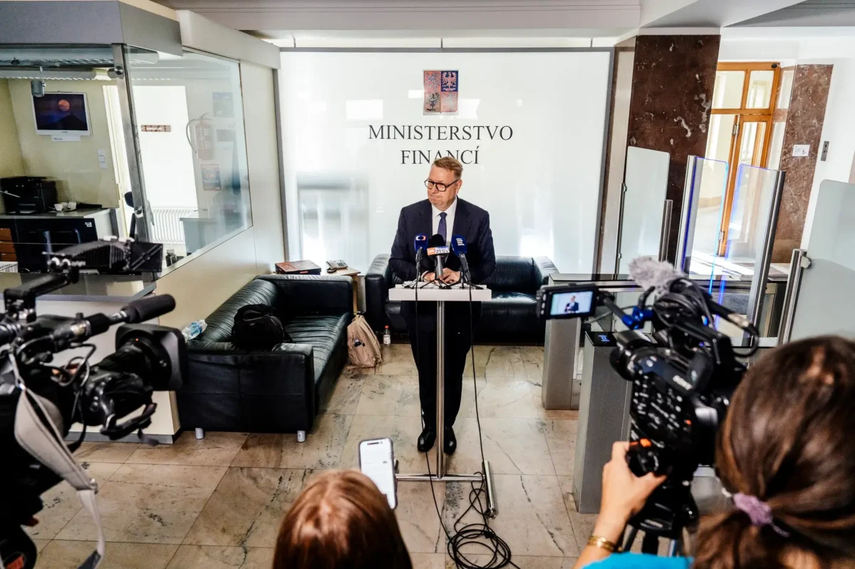 Ministr Juchelka se k celé situaci vyjádřil jasně. Zdroj: Petr Topič / MAFRA / Profimedia | TVGURU.cz Muž stojící u pultíku s mikrofonem