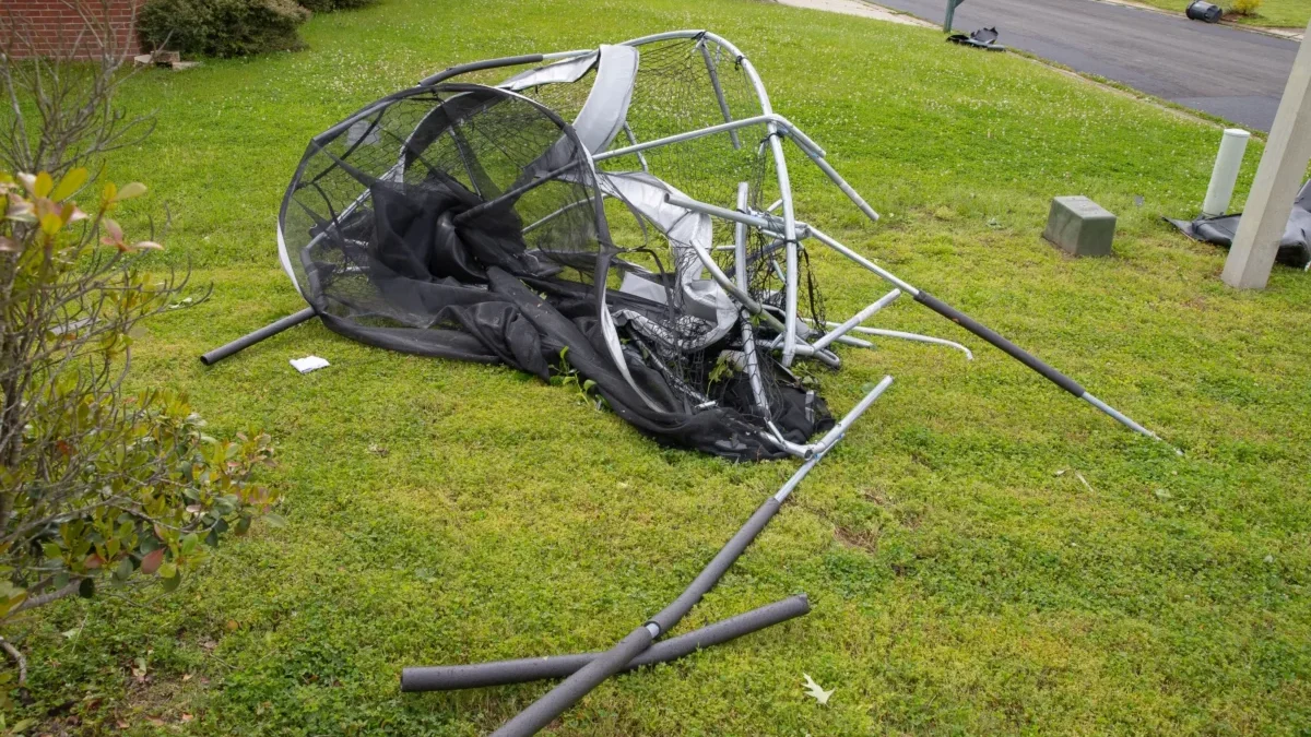 Na kousky rozbitá trampolína na trávě