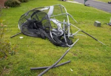 Na kousky rozbitá trampolína na trávě