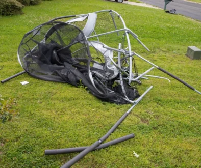 Na kousky rozbitá trampolína na trávě