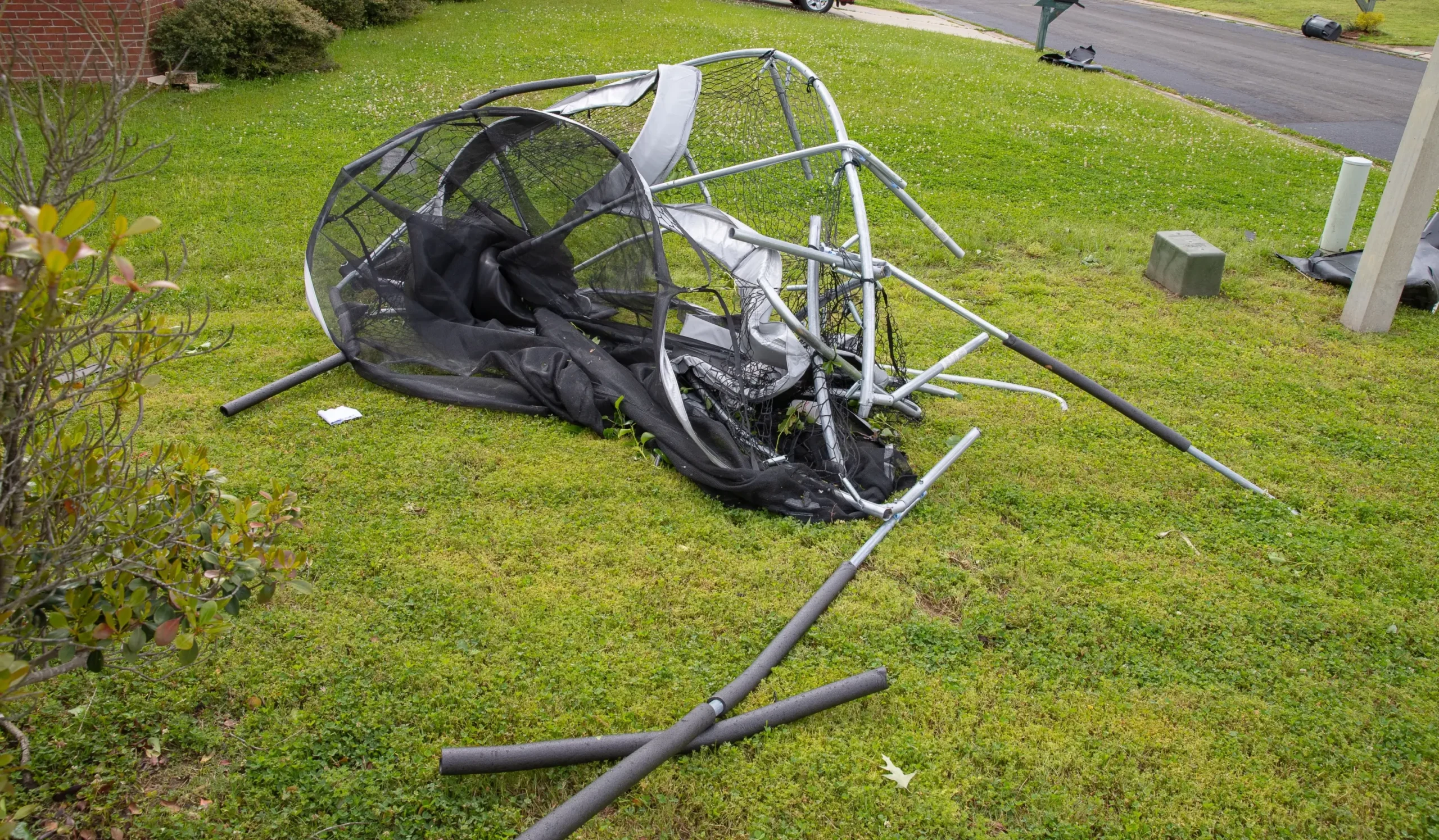 Na kousky rozbitá trampolína na trávě