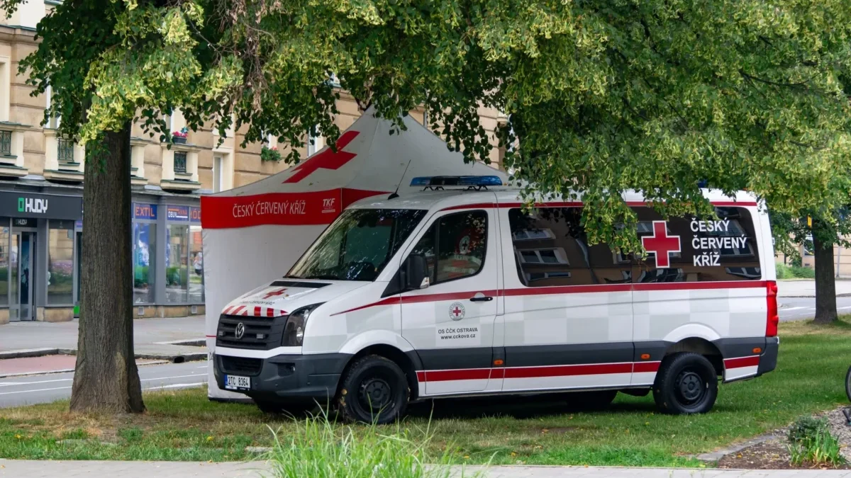 Stánek se zdravotníky z Černého kříže ve městě
