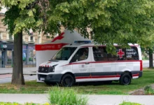 Stánek se zdravotníky z Černého kříže ve městě