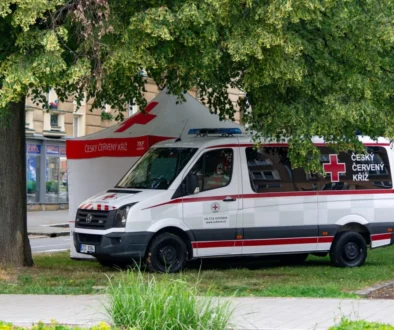 Stánek se zdravotníky z Černého kříže ve městě