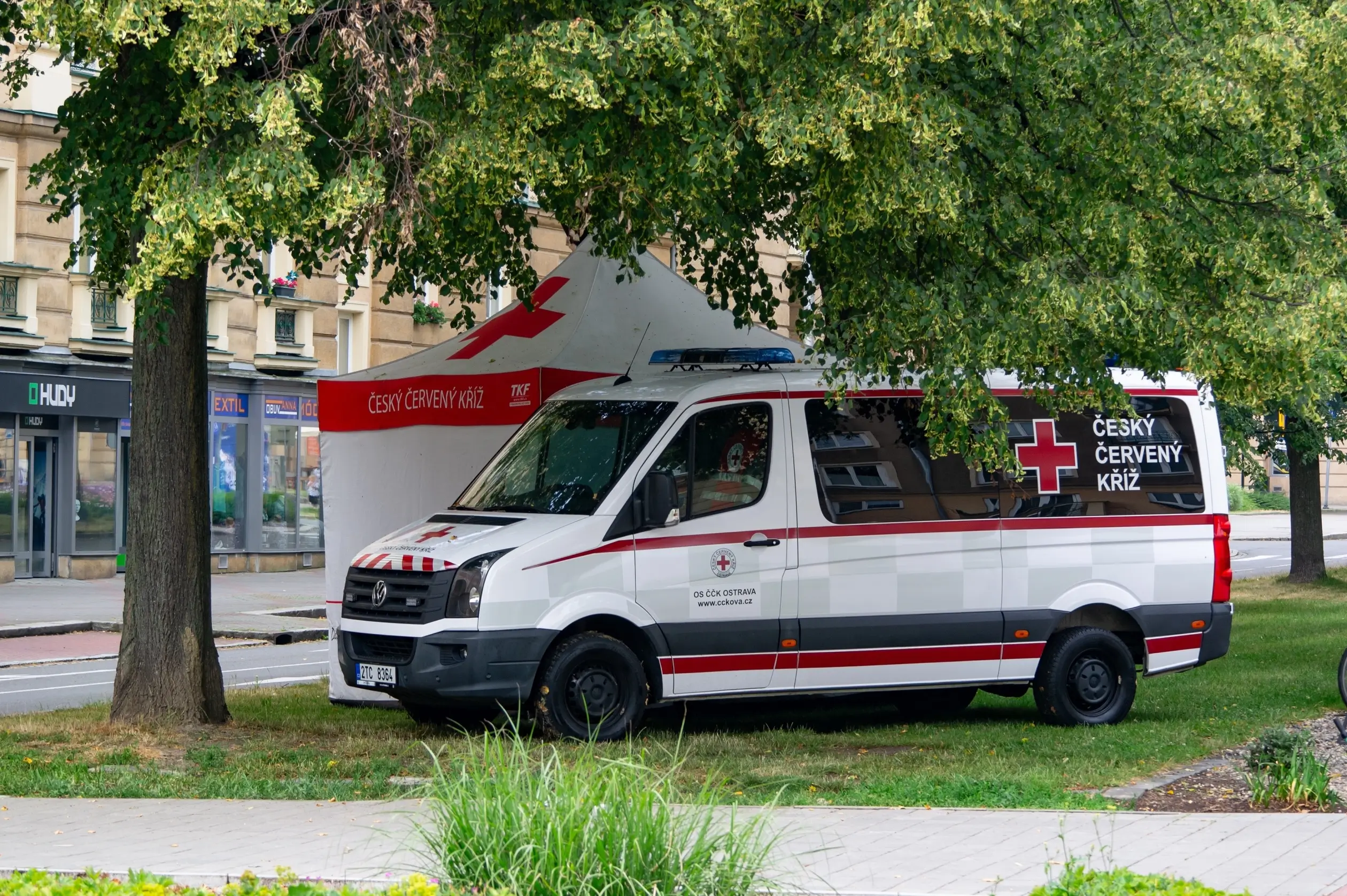 Stánek se zdravotníky z Černého kříže ve městě