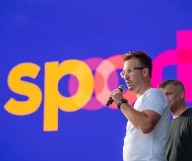 muž s mikrofonem