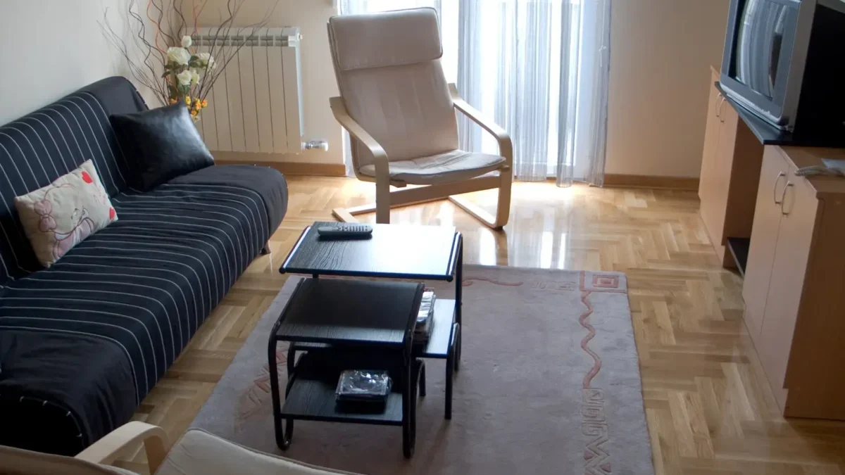Obývací pokoj s televizí a nábytkem.