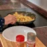 Ruce míchající jídlo na pánvi