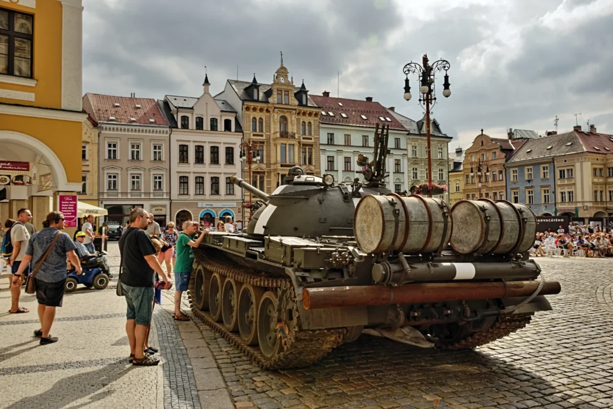 Na náměstí v Liberci stojí tank.