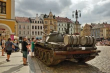 Na náměstí v Liberci stojí tank.