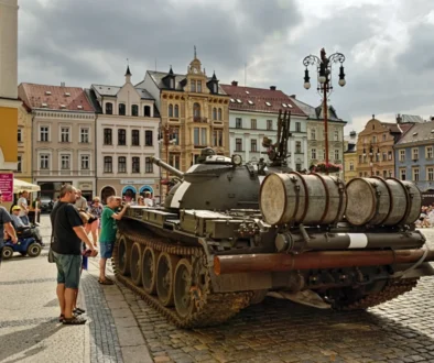 Na náměstí v Liberci stojí tank.