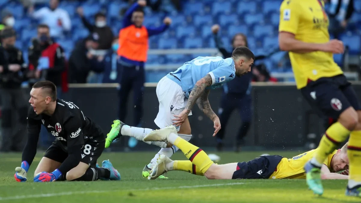 Fotbalisté padají na zem.