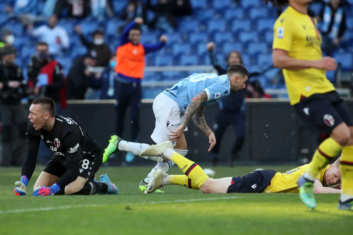 Fotbalisté padají na zem.
