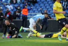 Fotbalisté padají na zem.