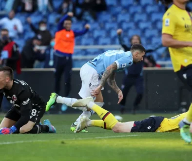 Fotbalisté padají na zem.