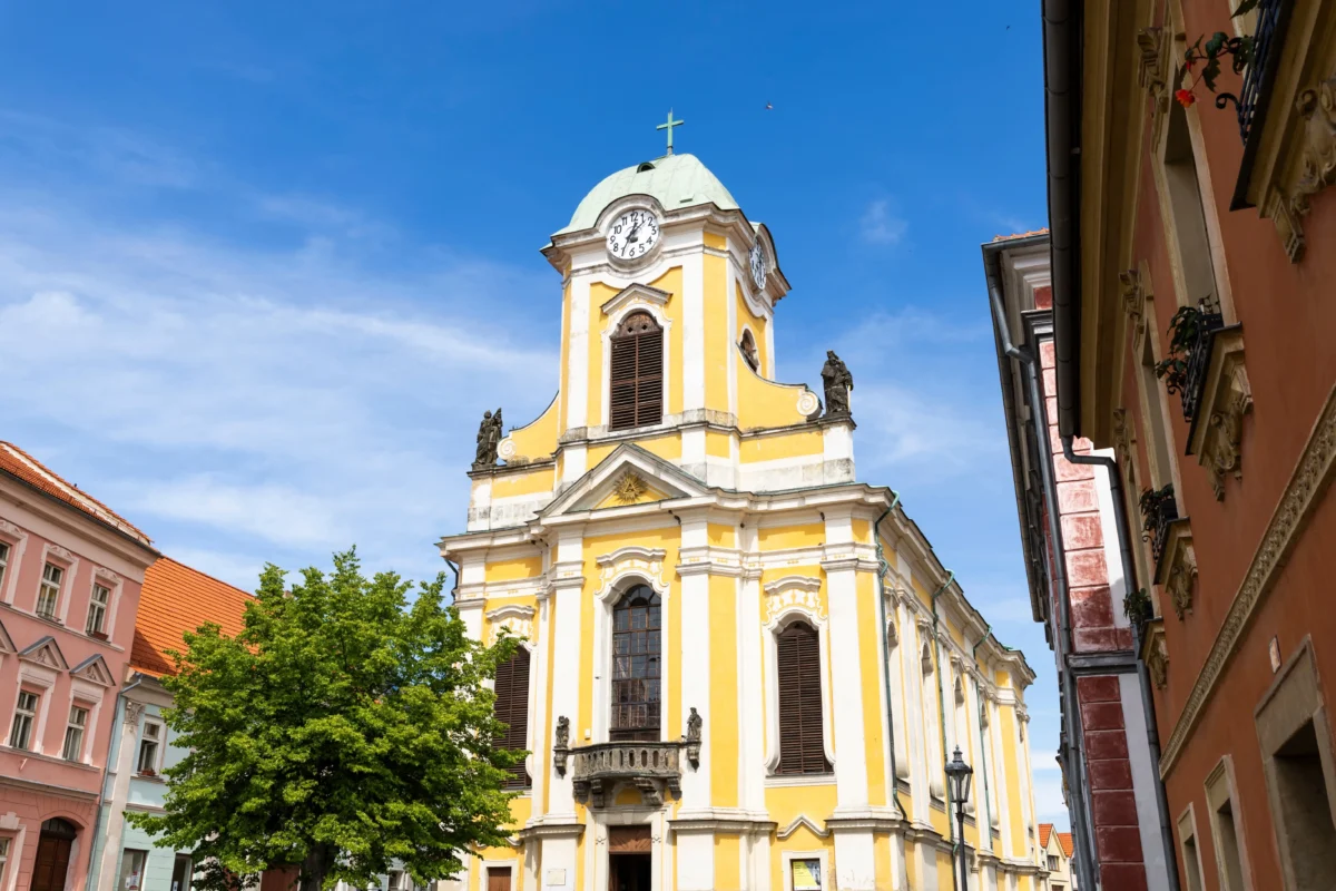 shutterstock_2637805857-2 | TVGURU.cz Kostel v Úštěku
