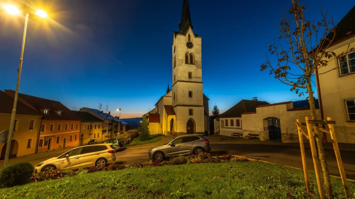 Česká ulice během noci