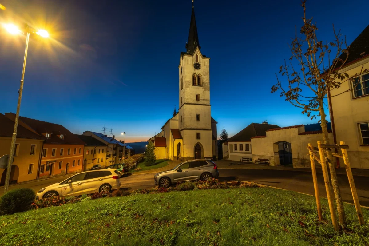 Česká ulice během noci