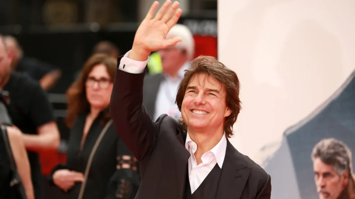 Tom Cruise mává.