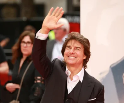 Tom Cruise mává.