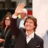 Tom Cruise mává.