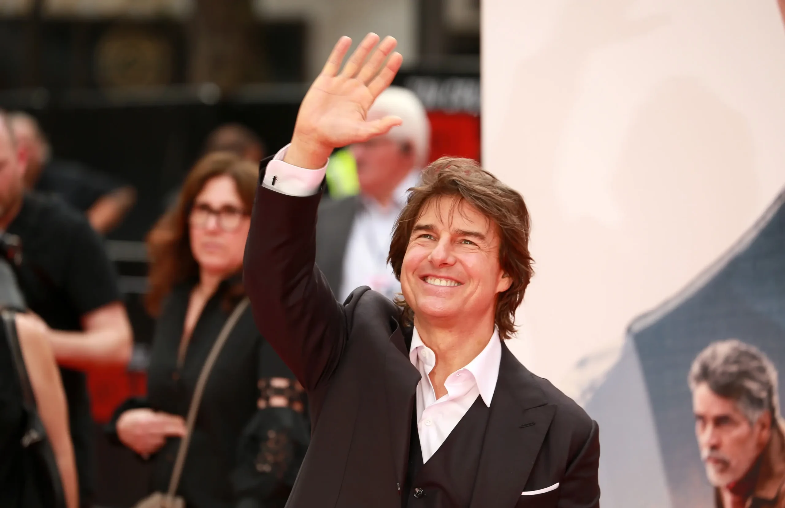 Tom Cruise mává.