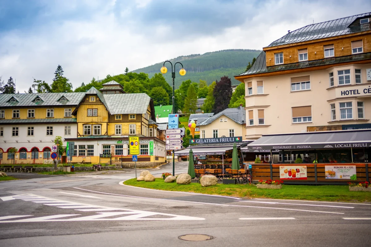 shutterstock_2180056039-změněno-na-3000x2000 | TVGURU.cz špindlerův mlýn v roce 2022, dva hotely u hlavní silnice