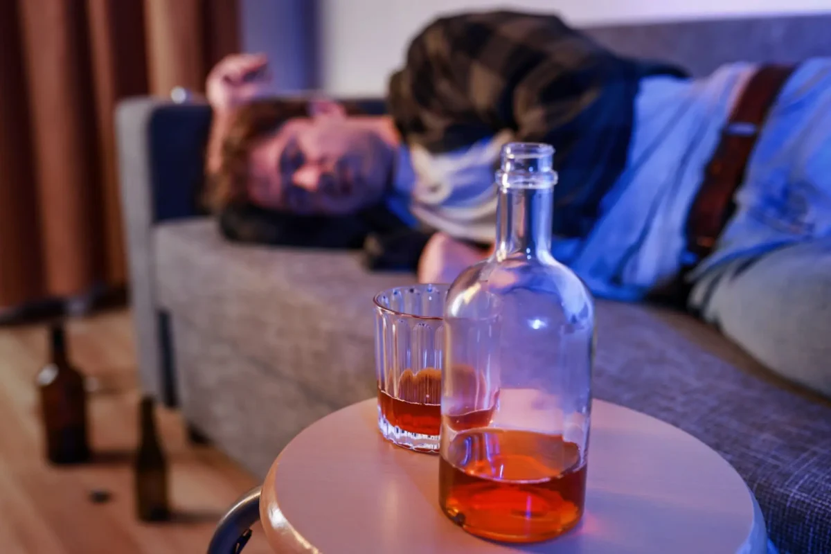 shutterstock_2771113919 1 | TVGURU.cz muž závislý na alkoholu usnul na gauči