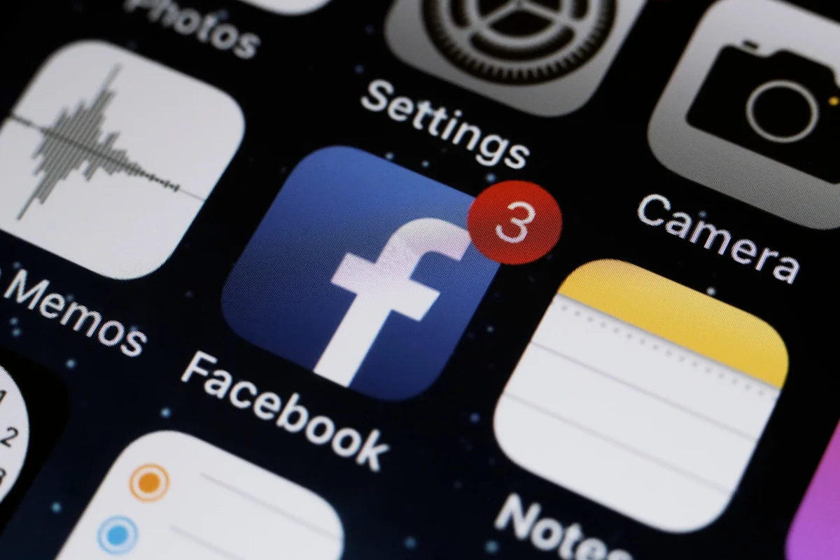 shutterstock_1160539699 1 | TVGURU.cz Ikona aplikace Facebook v telefonu