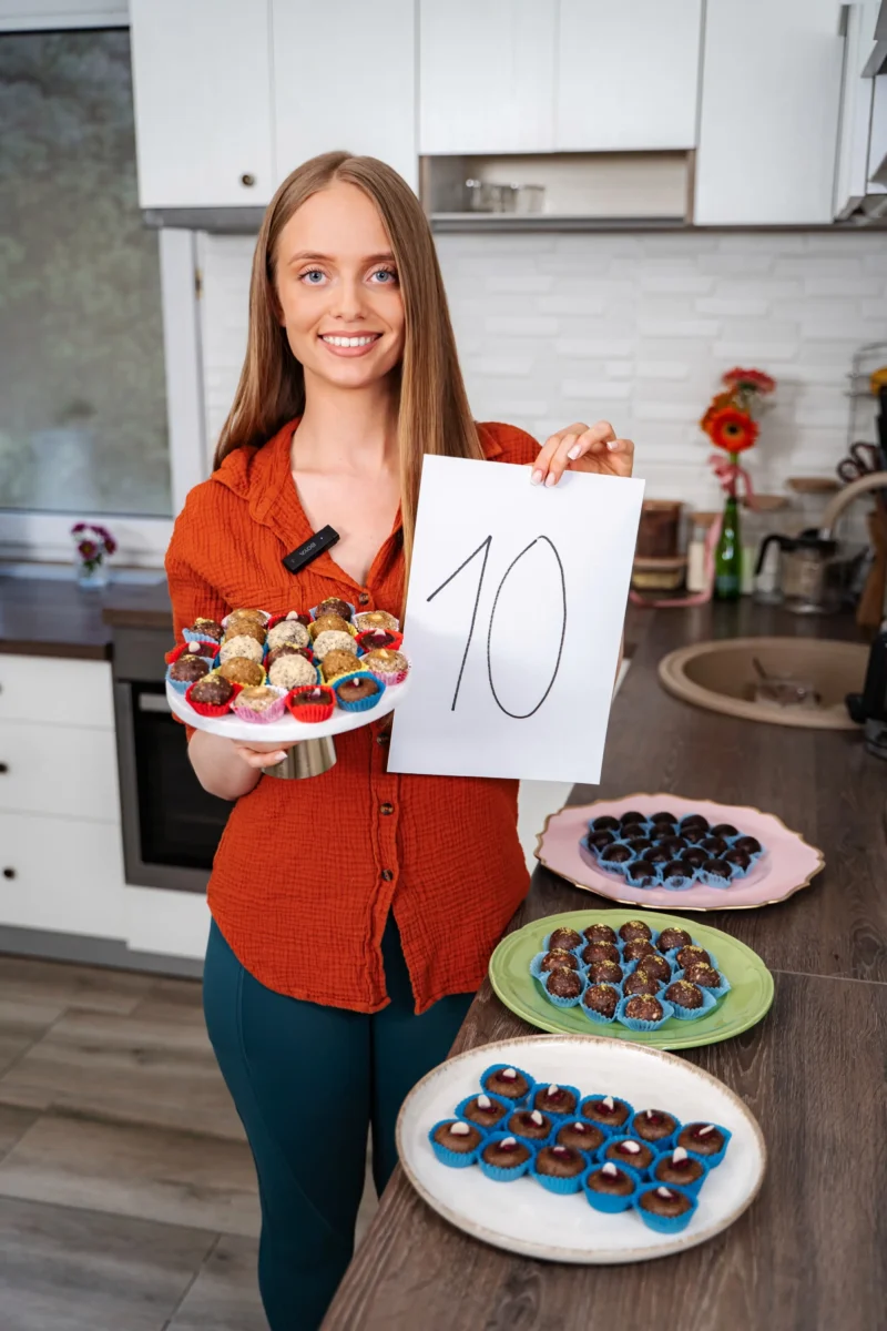 Žena drží v ruce číslo 10