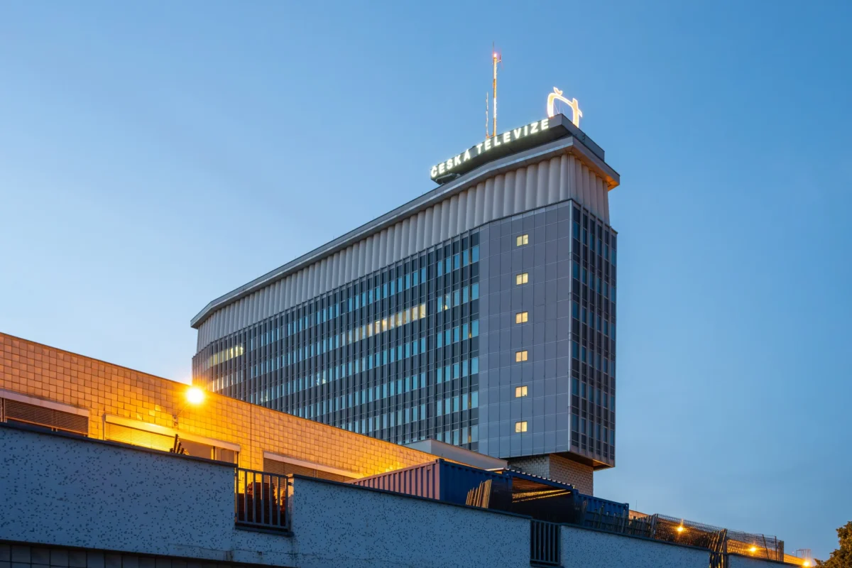 Poplatky za sledování České televize v květnu loňského roku prošly změnami. Zdroj: Shutterstock | TVGURU.cz Budova České televize