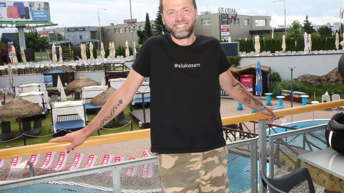 Lukáš Langmajer se opírá o zábradlí.