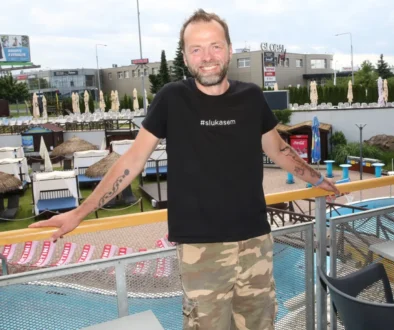 Lukáš Langmajer se opírá o zábradlí.