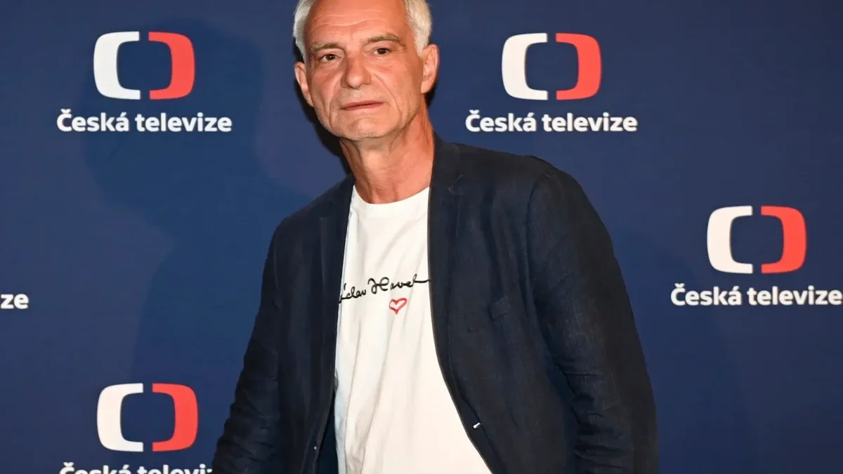 Ivan Trojan se dívá do strany.