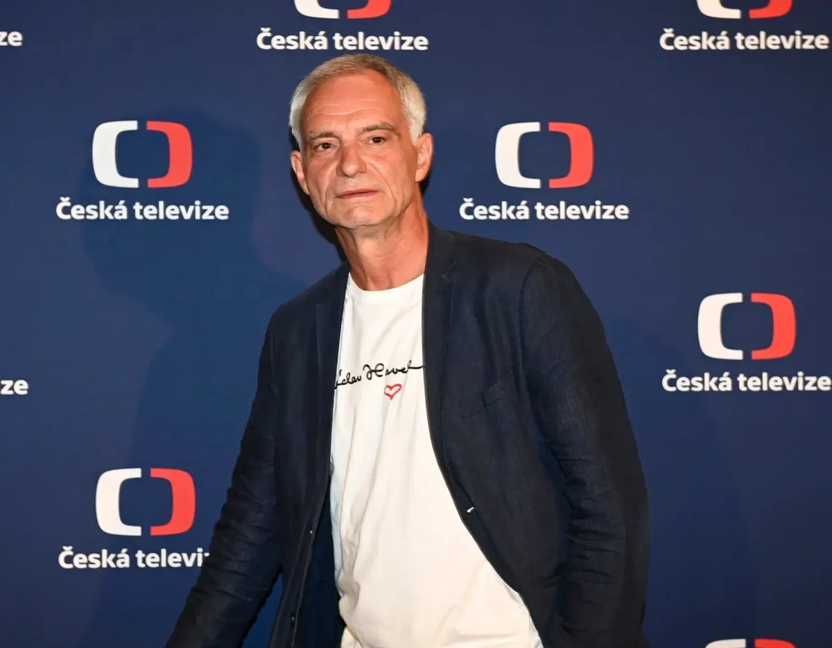 Ivan Trojan se dívá do strany.