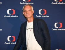 Ivan Trojan se dívá do strany.