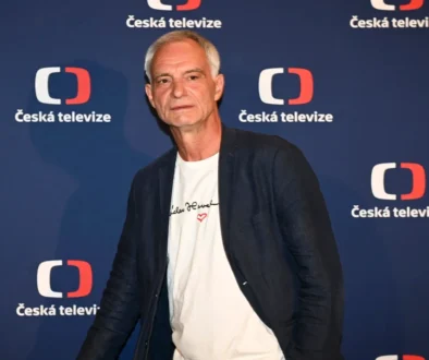 Ivan Trojan se dívá do strany.