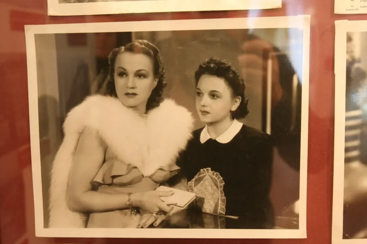 stará fotografie Adiny Mandlové s kolegyní