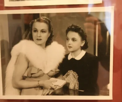 stará fotografie Adiny Mandlové s kolegyní