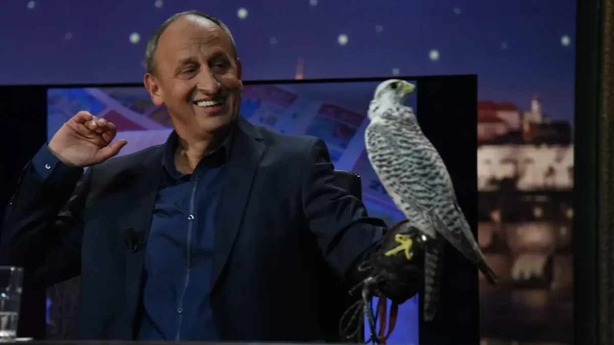 Jan Kraus ve své talk show držící sokolnického jestřába