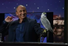 Jan Kraus ve své talk show držící sokolnického jestřába