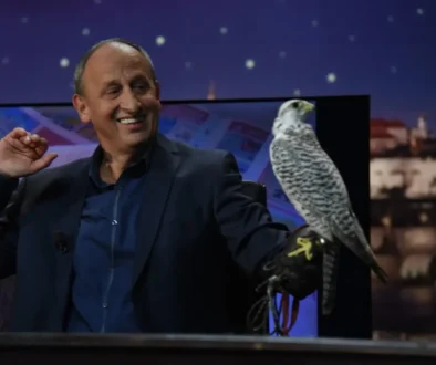 Jan Kraus ve své talk show držící sokolnického jestřába