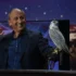 Jan Kraus ve své talk show držící sokolnického jestřába