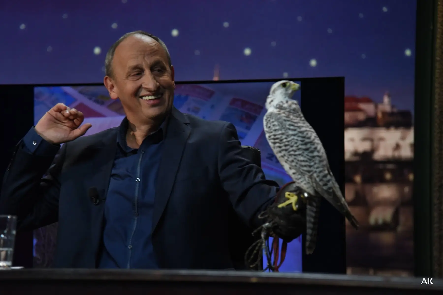 Jan Kraus ve své talk show držící sokolnického jestřába